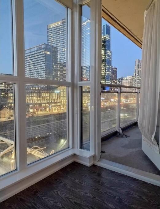 Apartment Downtown Condo, Free Indoor Parking With Amazing View Toronto